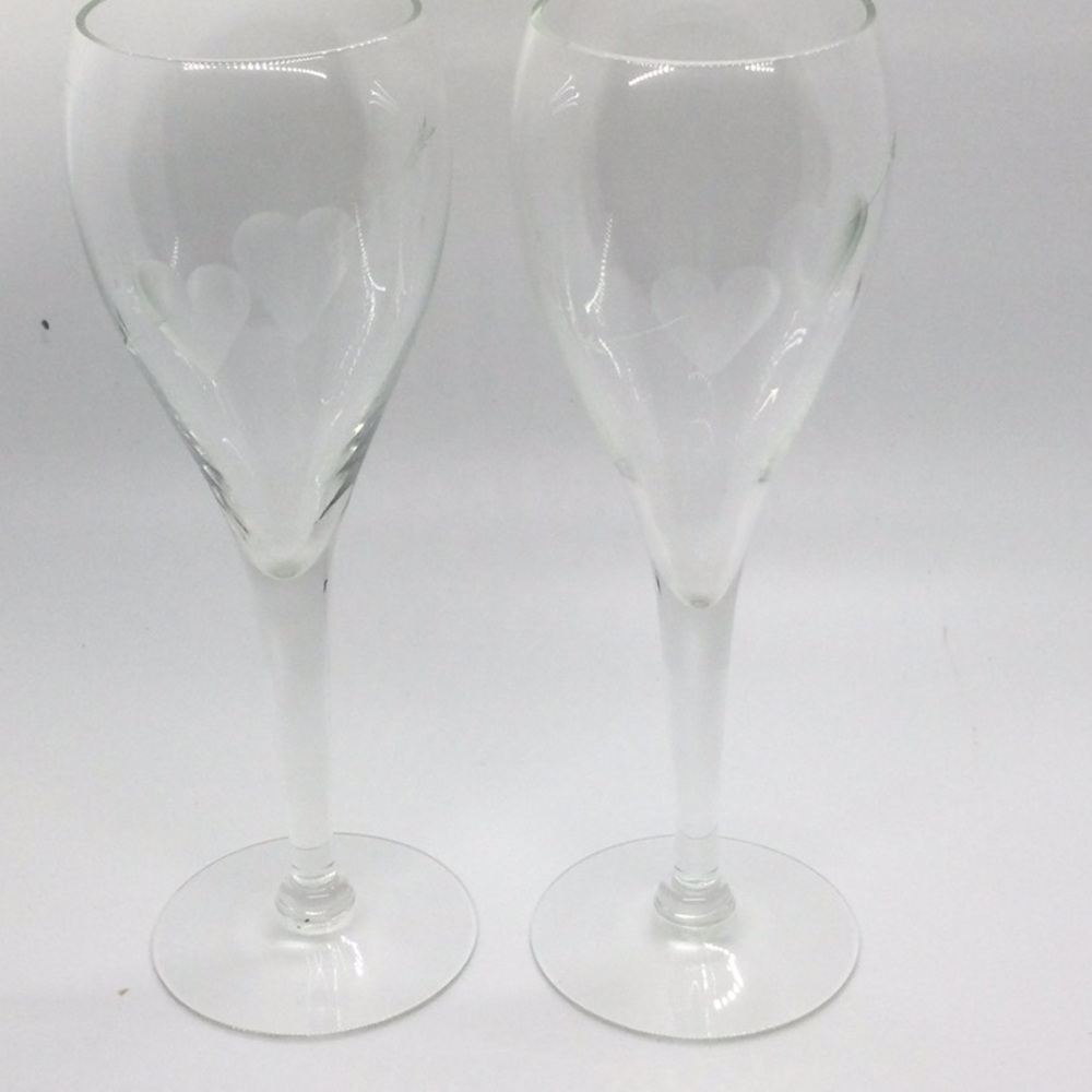 Elegant Clear Wine Glass Set of 2 with 2 hearts on each glass